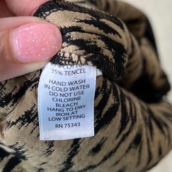 •Willi Smith• Black/Taupe Ikat Print Pencil Skirt - Size 6 - Picture 7 of 8